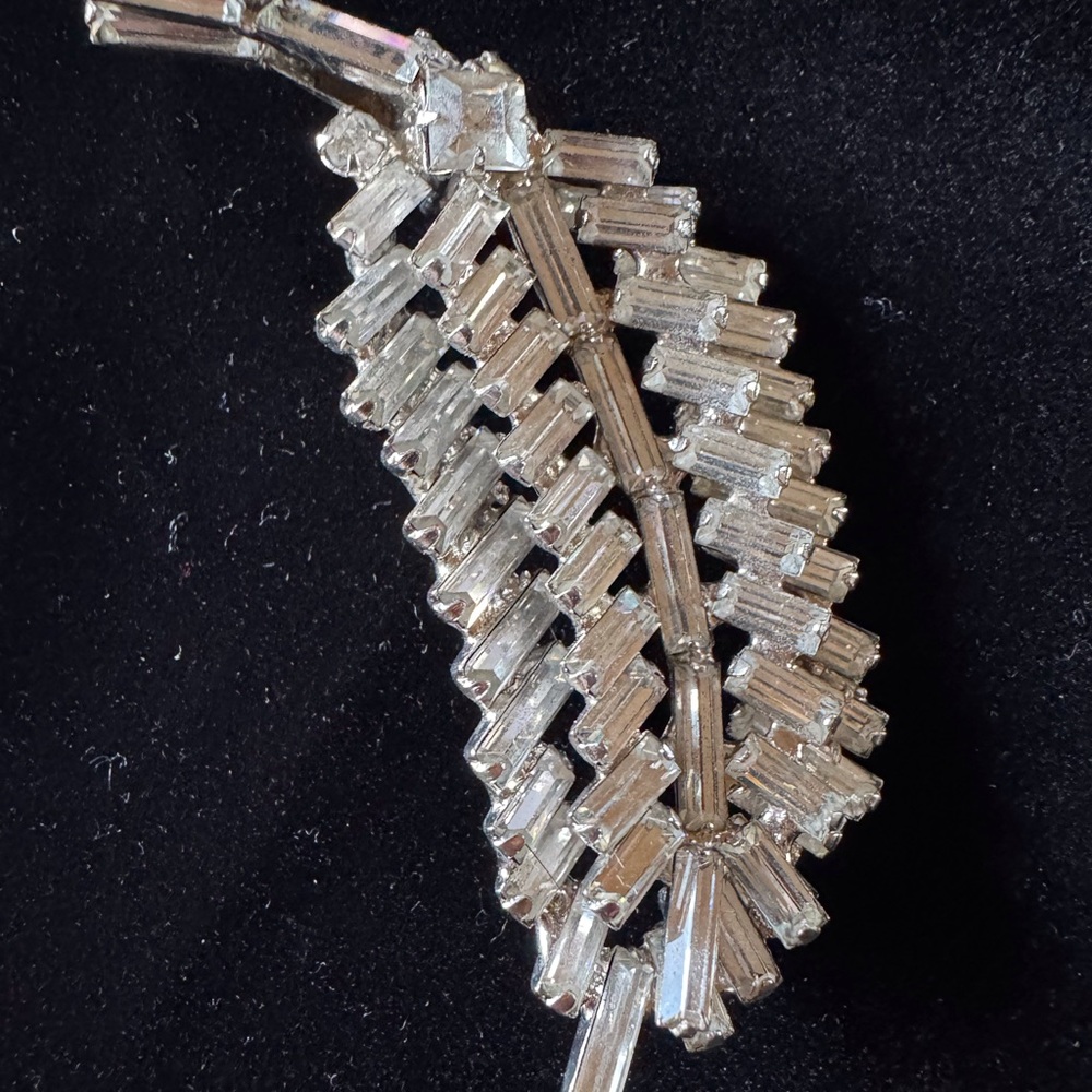 Elegant Weiss Vintage Baguette Brooch Long Clasp